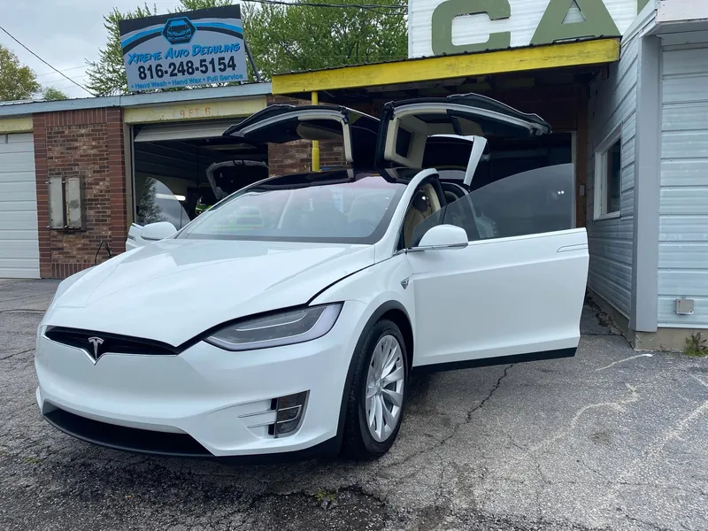 White SUV - exterior after detailing